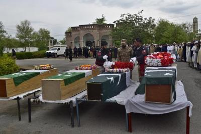 Pakistani Taliban target police, kill 4 in roadside bombing