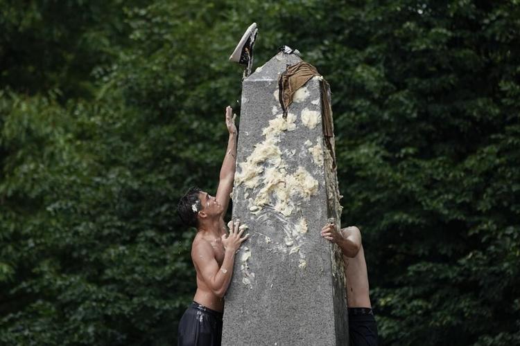 Naval Academy plebes end their first year with daunting traditional climb of Herndon Monument