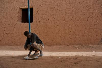 More than 1,800 migrants expelled from Algeria into Niger, rights group says