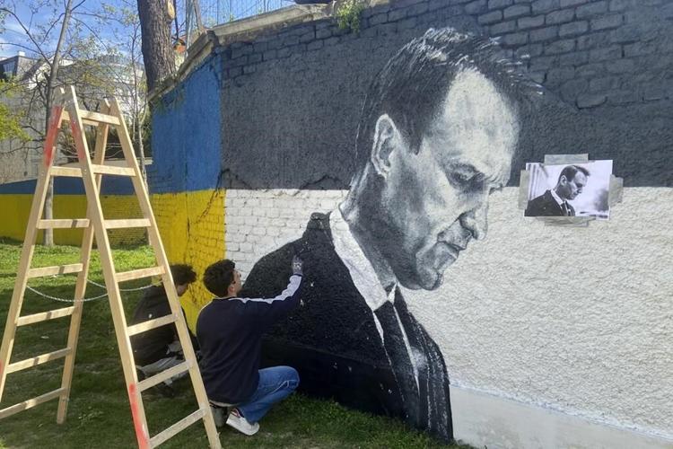 In Vienna, 2 portraits of Alexei Navalny are painted near a monument to Soviet soldiers