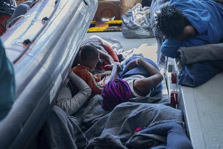 Ship refuses to leave Italy port until all migrants are off