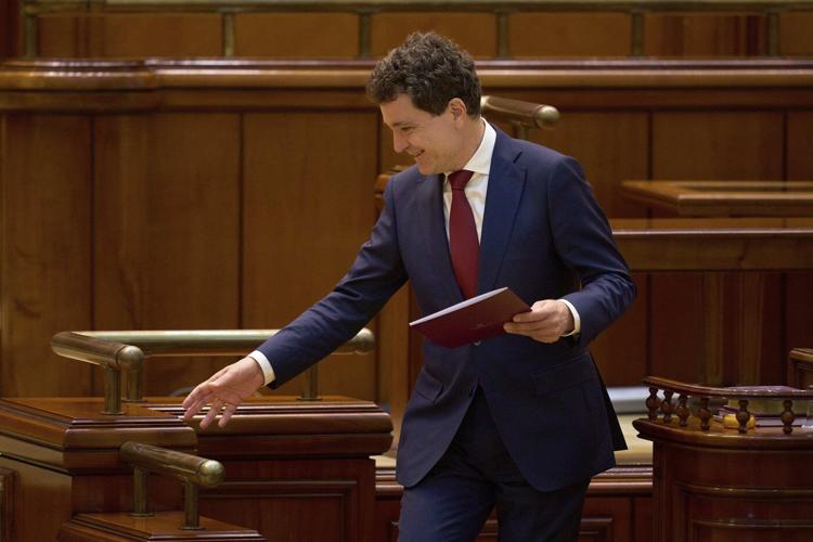 Romania's new president is sworn in as a political crisis eases, but challenges loom