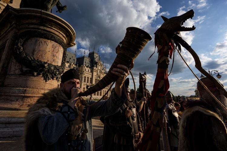 Photos show history lovers replaying ancient Roman battles in Romania