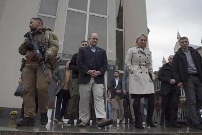 US senators in Ukraine promise continued aid ahead of winter