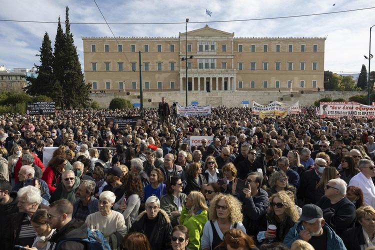 Growing anger in Greece over deadly rail disaster prompts plan by opposition to challenge government