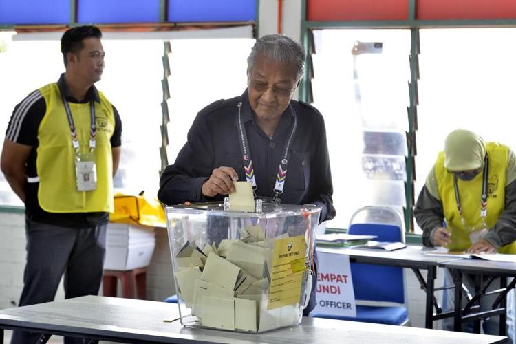Malaysia faces new crisis as poll delivers hung Parliament