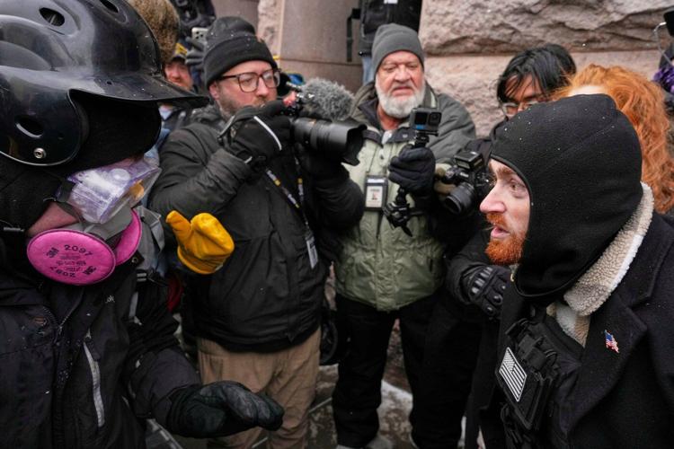 Photos show anti-ICE crowd chase off pro-ICE demonstrators from Minneapolis streets