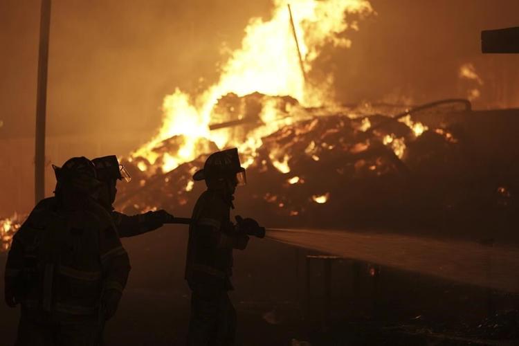 Firefighters battle large blaze at sprawling Mexican market