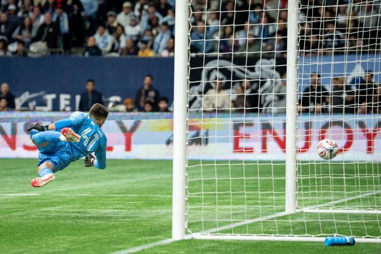 Two late goals lift Whitecaps to 3-2 come-from-behind victory over Timbers