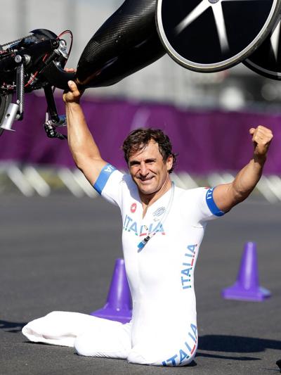 Alex Zanardi, auto racing champion who won Paralympic gold after life-altering accidents, dies at 59
