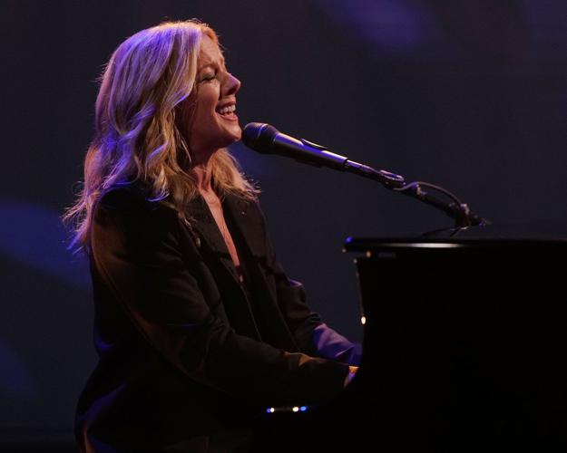 Jimmy Kimmel salutes 'valiant' ��ɫtv singer-songwriter Sarah McLachlan on his late-night return