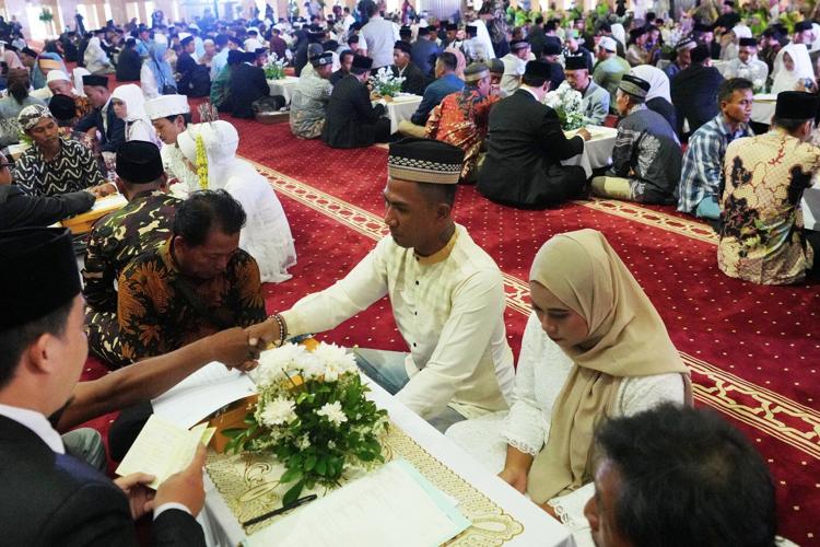 Photos capture the moment 51 couples tie the knot in Indonesian mass wedding ceremony