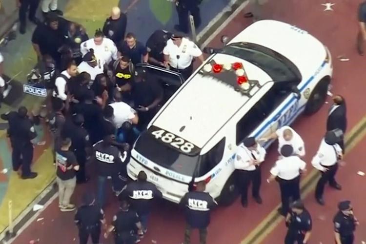 Thousands overwhelm New York's Union Square for streamer giveaway, tossing chairs and pounding cars