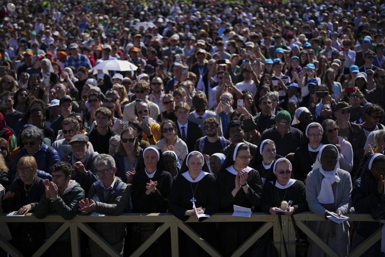 PHOTO COLLECTION: Vatican Pope Funeral Mourners