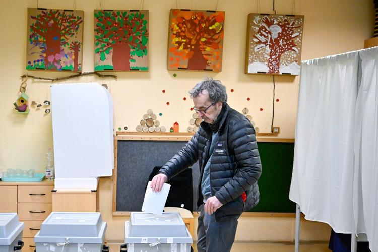 Polls open in Hungary in a key election that could unseat populist Prime Minister Orbán
