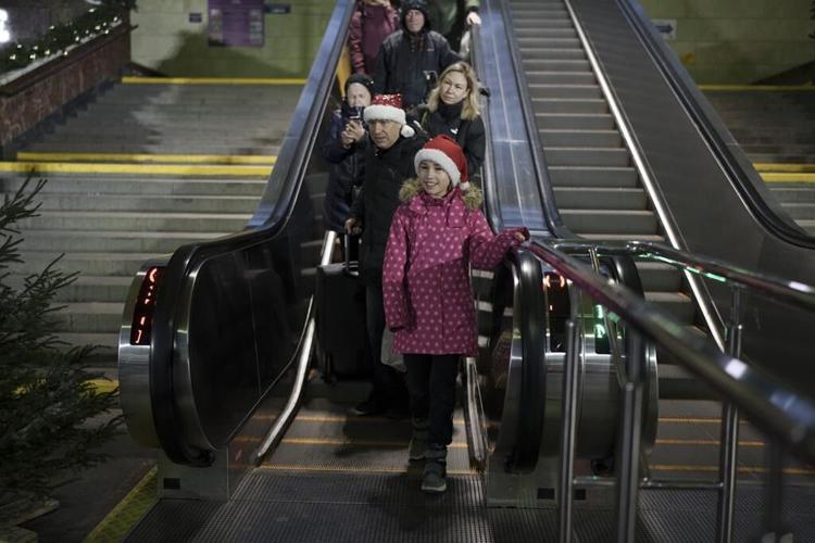 Despite war, some Ukrainian families reunite for New Year