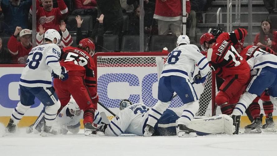 Marner extends point streak to 17 games, Leafs top Wings 4-2