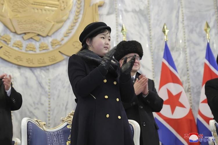 Kim Jong Un shows off daughter, missiles at N. Korean parade