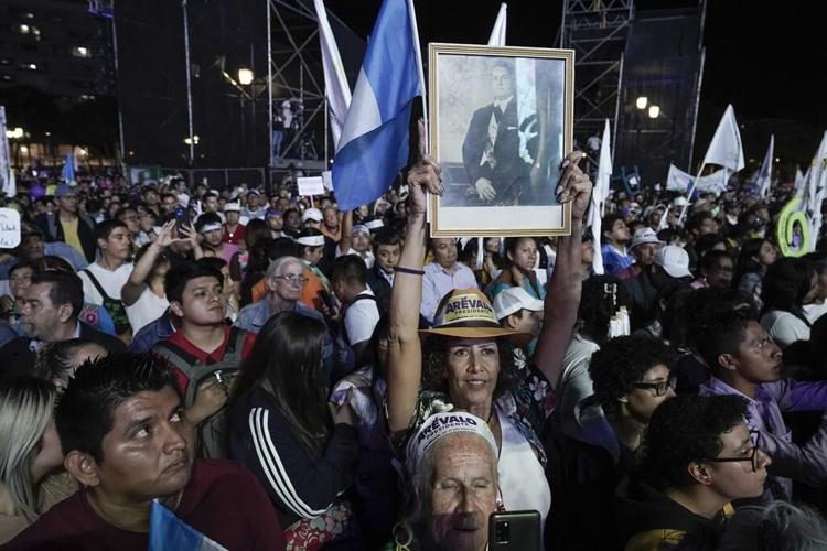 Guatemalans head to the polls, hoping their new leader will bring real change