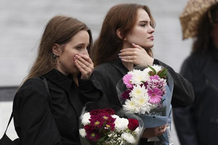 Hundreds gather in central London to mourn death of singer Liam Payne
