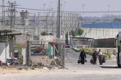 One Palestinian dies and Israel shuts down main crossing with Gaza after outbreak of border violence