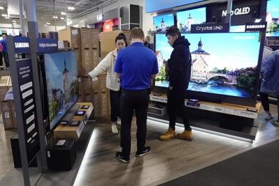 US retail sales rose 1.3% last month, a sign of resilience