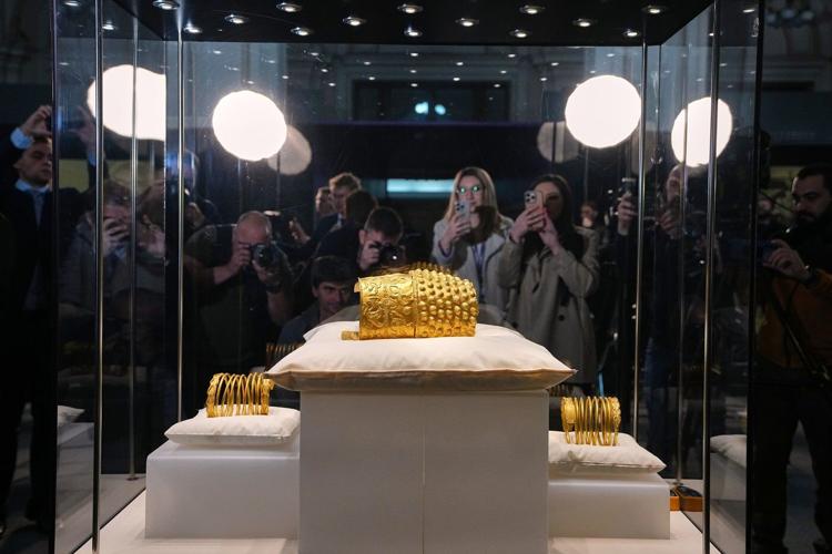 Priceless 2,500-year-old golden helmet returned to Romania after Dutch museum raid