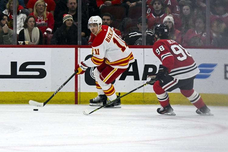 Pelletier scores twice as hot Flames beat Blackhawks 5-2