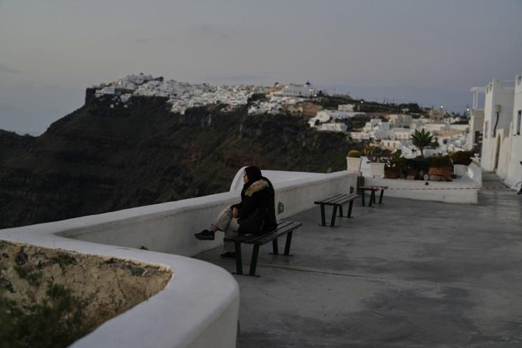 As quakes rattle Greek islands, a few brave tourists enjoy having Santorini to themselves