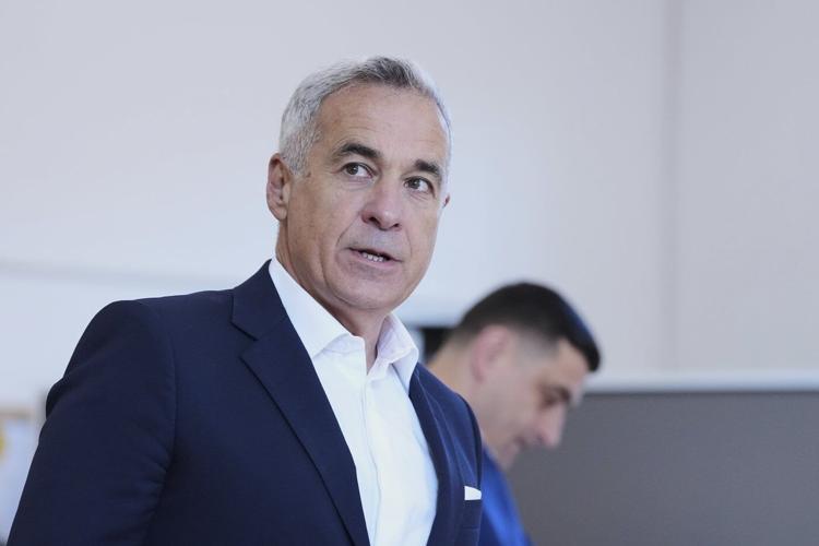 Calin Georgescu, frontrunner in Romania's canceled election, announces withdrawal from politics