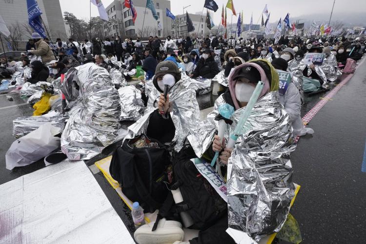 South Korean anti-corruption agency asks police to take over efforts to detain impeached Yoon