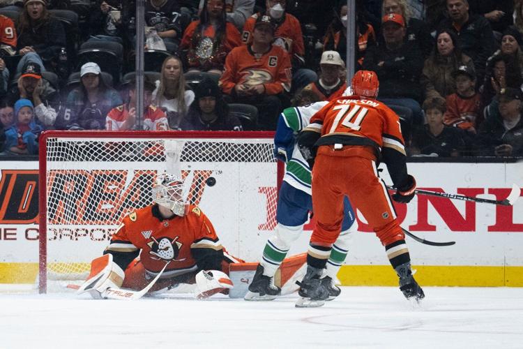Rossi scores with 9.5 seconds left in regulation, Canucks beat Ducks 4-3