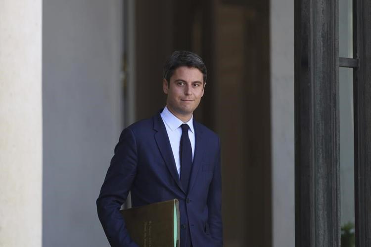 French president accepts prime minister's resignation but keeps him as head of caretaker government