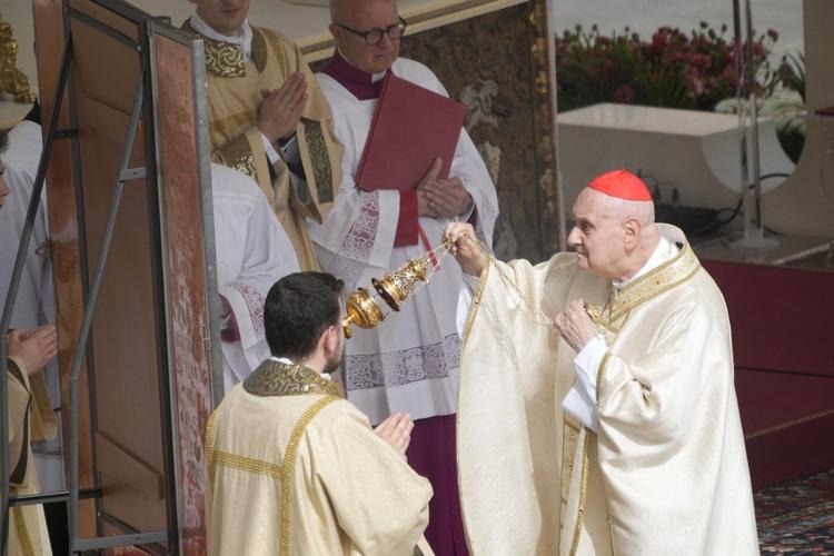 Viva il Papa! Pope Francis appears on Easter Sunday to cheers as he recovers from pneumonia