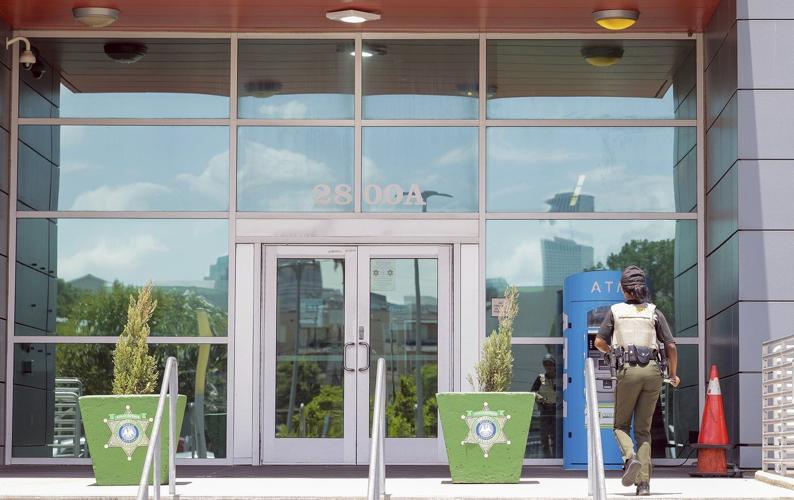 10 escape from New Orleans jail through hole in cell wall while lone guard left to get food