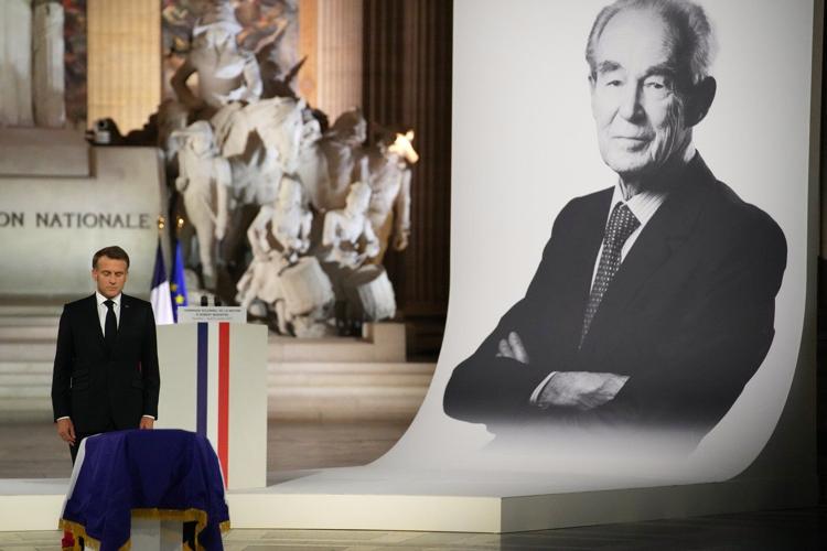 Tomb of former French Justice Minister Badinter defaced with graffiti before Panthéon ceremony