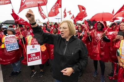 Metro, Unifor reach second tentative deal for striking grocery workers in Toronto