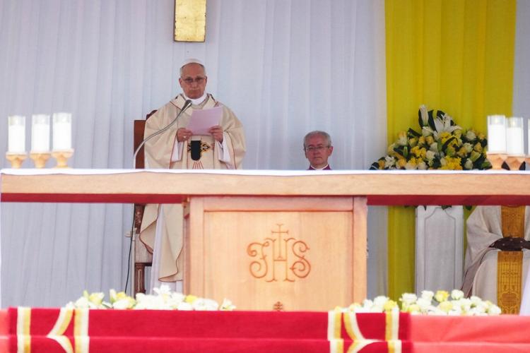 Pope urges young people to resist temptation of corruption in big Mass in Cameroon