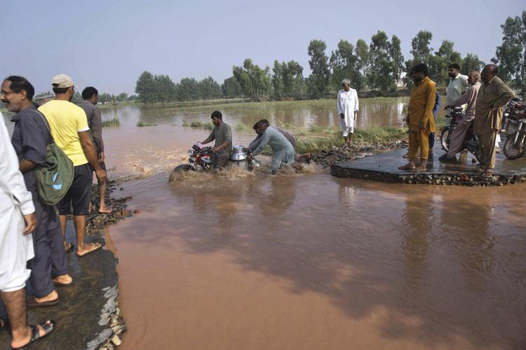 Floods in Pakistan's Punjab leave many without aid as rescuers race to evacuate