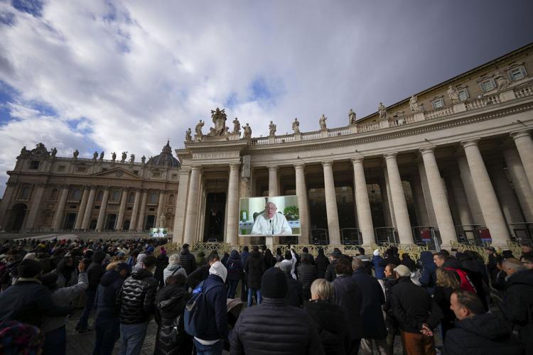 Pope Francis calls for a ceasefire on all fronts in his prayer ahead of Christmas