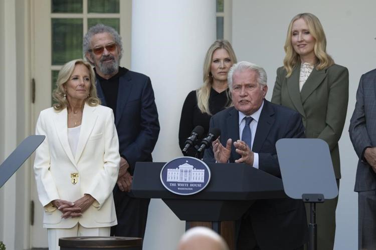 'The West Wing' cast visits the White House for a 25th anniversary party