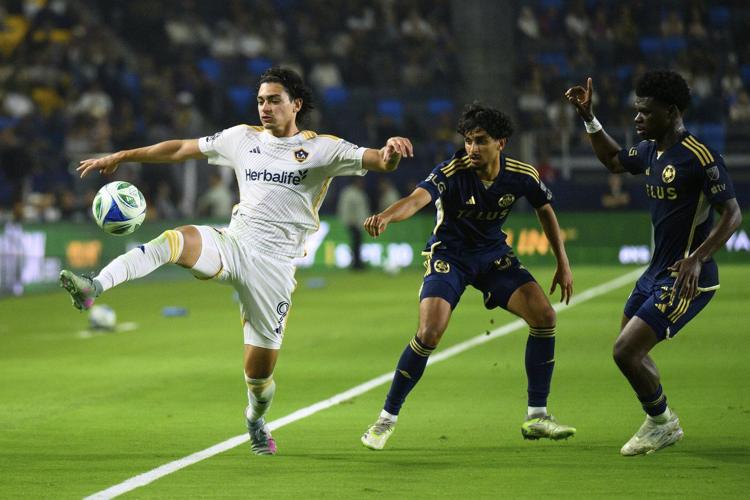 Paintsil scores twice as lowly Galaxy whip Whitecaps 3-0