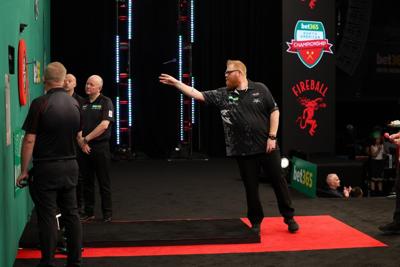 Hamilton's Matt Campbell defeats Jim Long in all-ɫֱ darts final