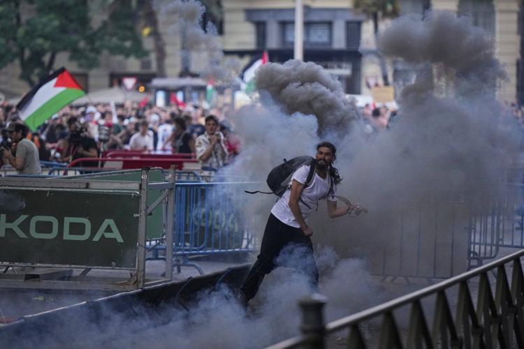 Vuelta organizers defend decision to keep Israeli team in race after protests in Madrid finale