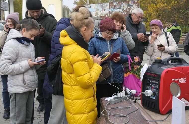 Russia launches missile barrage on Ukraine as 1st snow falls