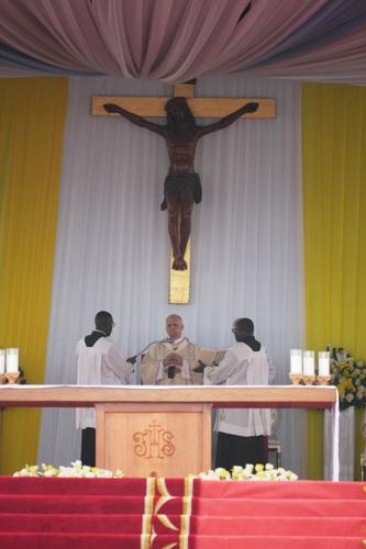 Pope urges young people to resist temptation of corruption in big Mass in Cameroon