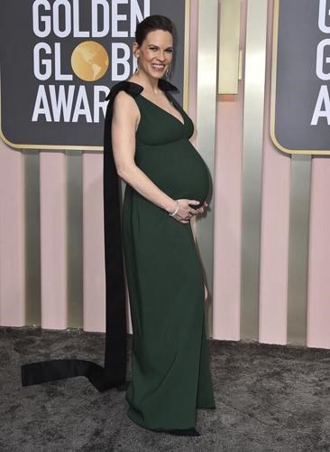 Hilary Swank gives birth to twins, shares 1st photo