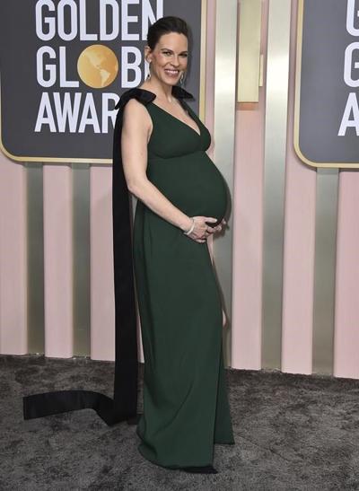 Hilary Swank gives birth to twins, shares 1st photo