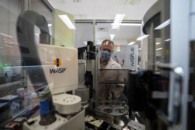 Des robots, guidés par l'IA, font du travail de laboratoire en Colombie-Britannique