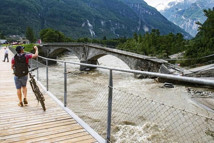 Storms in Switzerland and Italy cause flooding and landslides, leaving at least 4 people dead